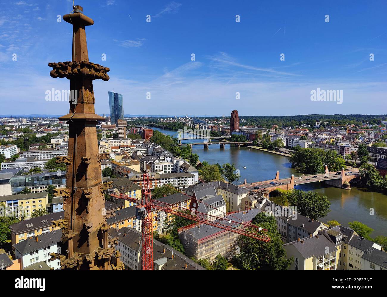 Vista dalla Kaiserdom St Bartholomaeus sul meno e sulla Banca centrale europea, Germania, Assia, Francoforte sul meno Foto Stock