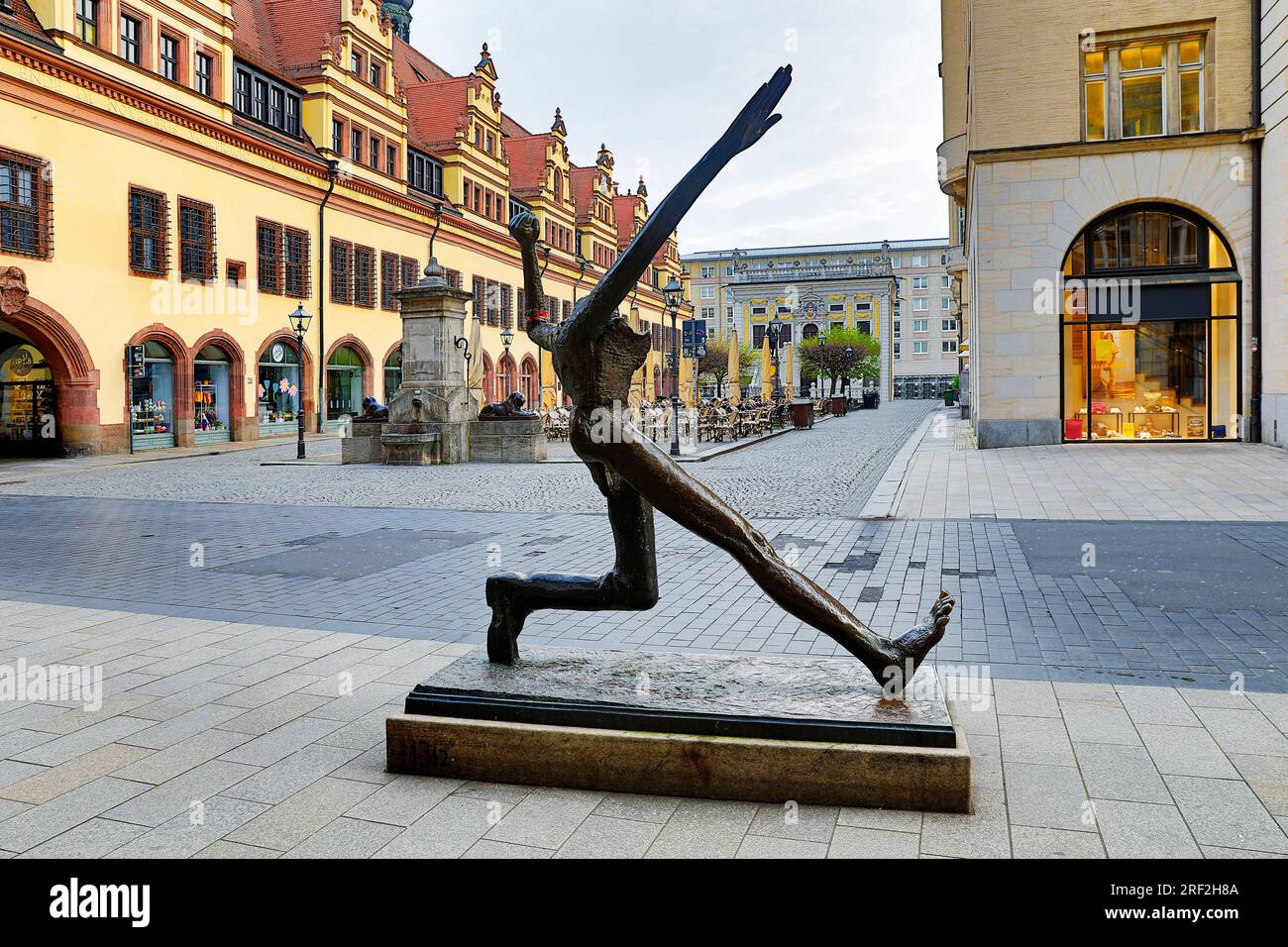 Scultura in bronzo intitolata "Der Jahrhunderschritt, The Century Step" di fronte al Naschmarkt, Germania, Sassonia, Lipsia Foto Stock
