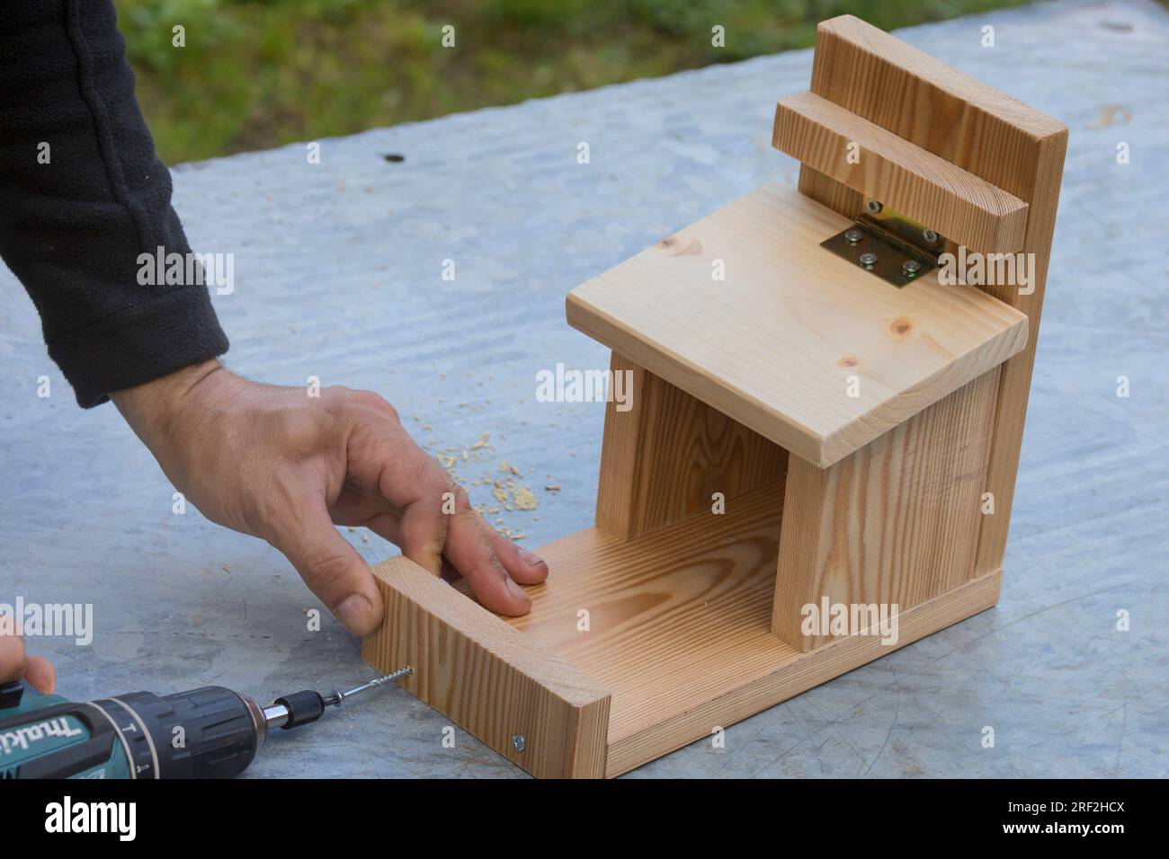creazione di un alimentatore per scoiattoli, punto 9: guida fissa, immagine serie 9/13 Foto Stock