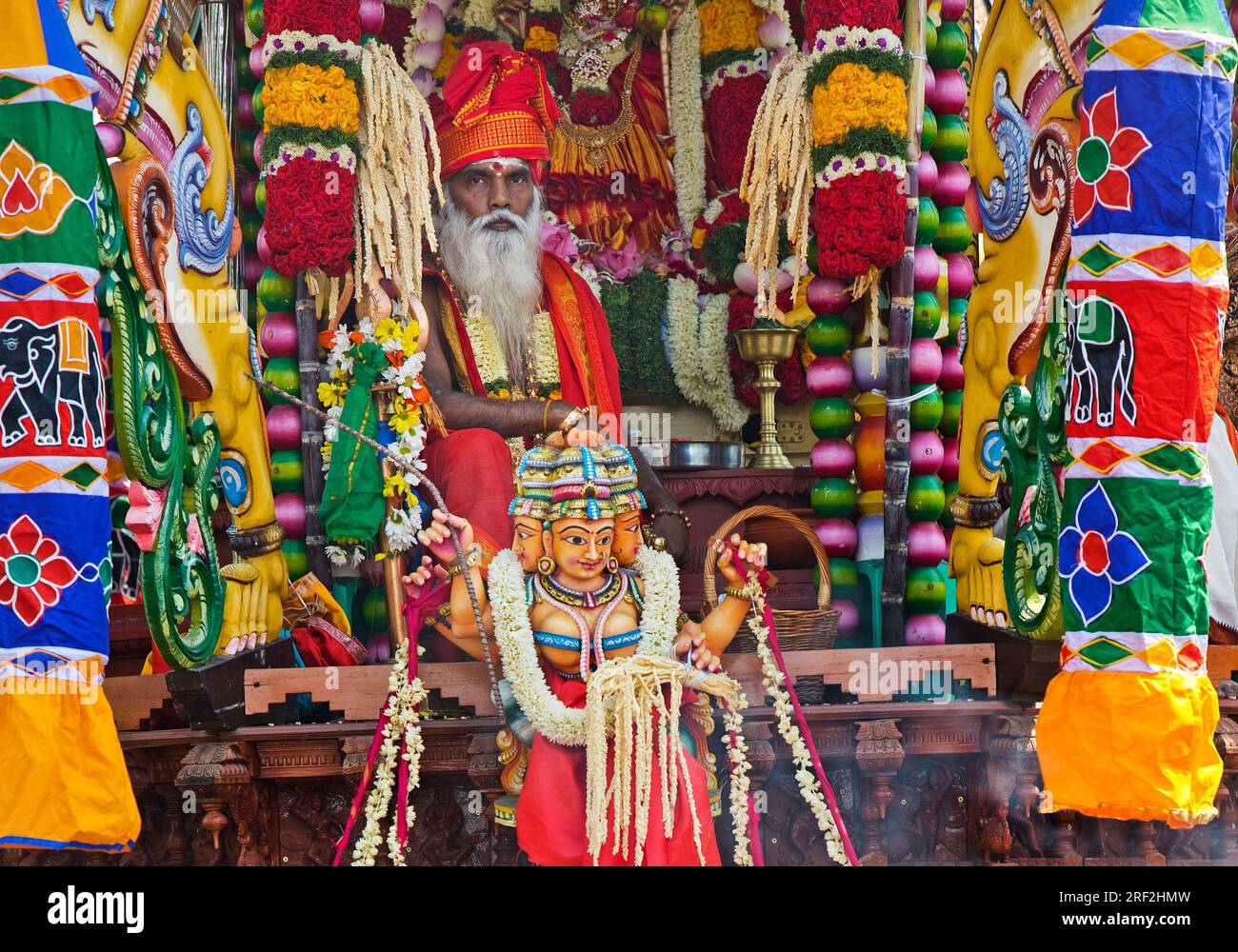 Sacerdote Arumugam Paskaran il giorno principale del festival alla grande processione Theer, Sri Kamadchi Ampal Temple Festival, Germania, Renania settentrionale-Vestfalia, Foto Stock