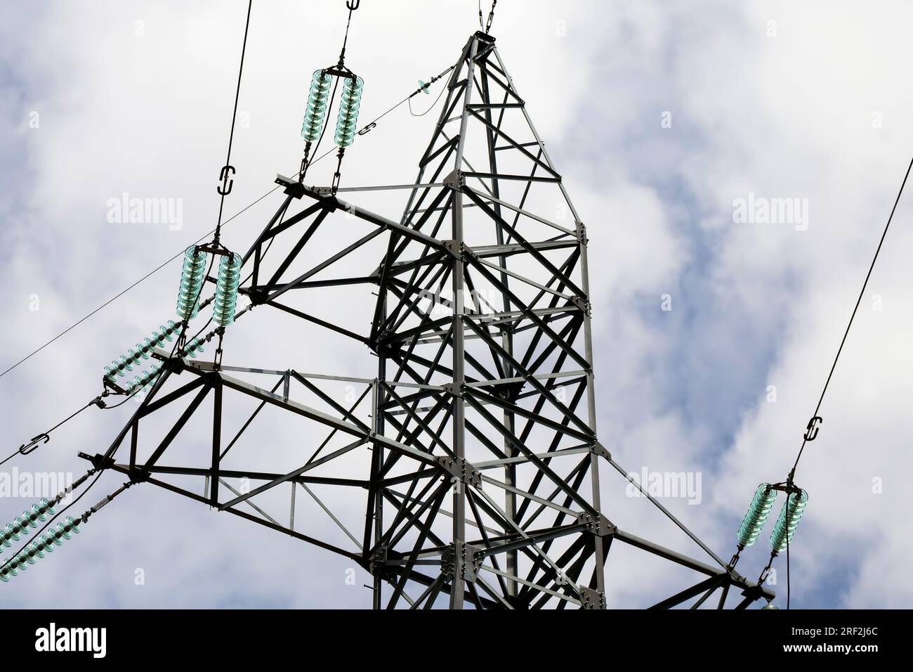 pali e fili metallici progettati per il trasporto di corrente elettrica, la struttura in metallo è sicura in conformità con la tecnologia e le normative di sicurezza, ad esempio Foto Stock