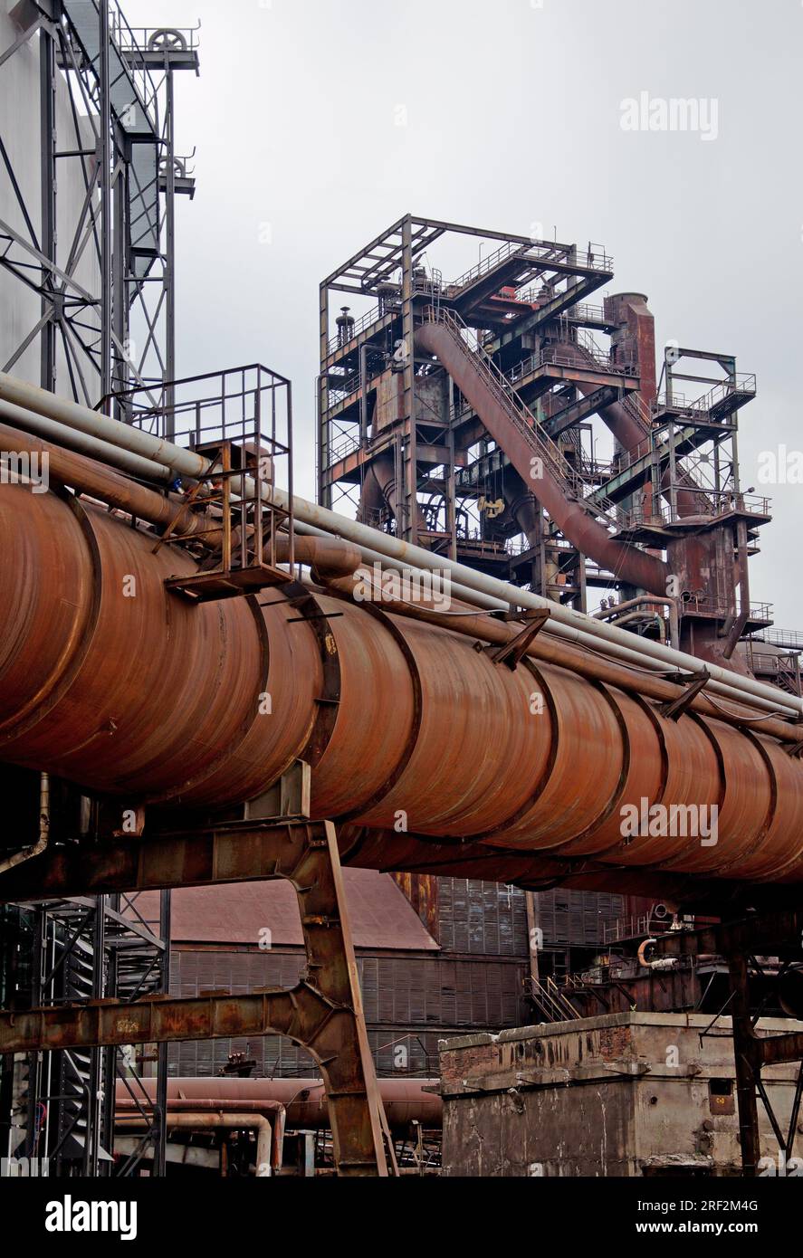 Vecchi tubi arrugginiti nella regione di Ostrava Dolni Vitkovice realizzati in acciaio Foto Stock