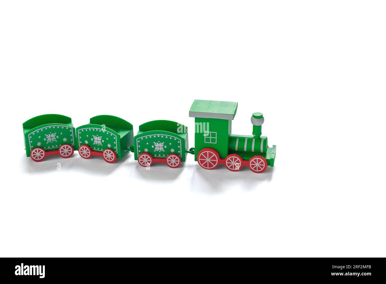 treno verde natalizio con ruote rosse su sfondo bianco. giocattolo per la visione anteriore Foto Stock