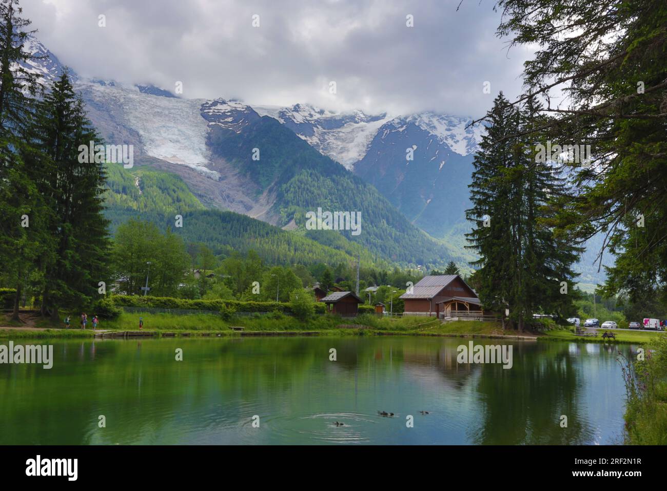 Francia, Chamonix : le lac des Gaillands et glacier des Bossons Foto Stock