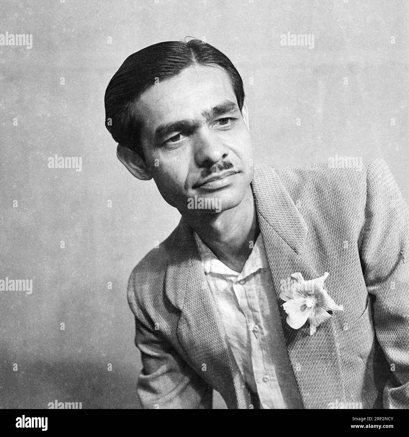 Vecchio ritratto in bianco e nero anni '1900, uomo indiano che indossa giacca fiore tascabile India Foto Stock