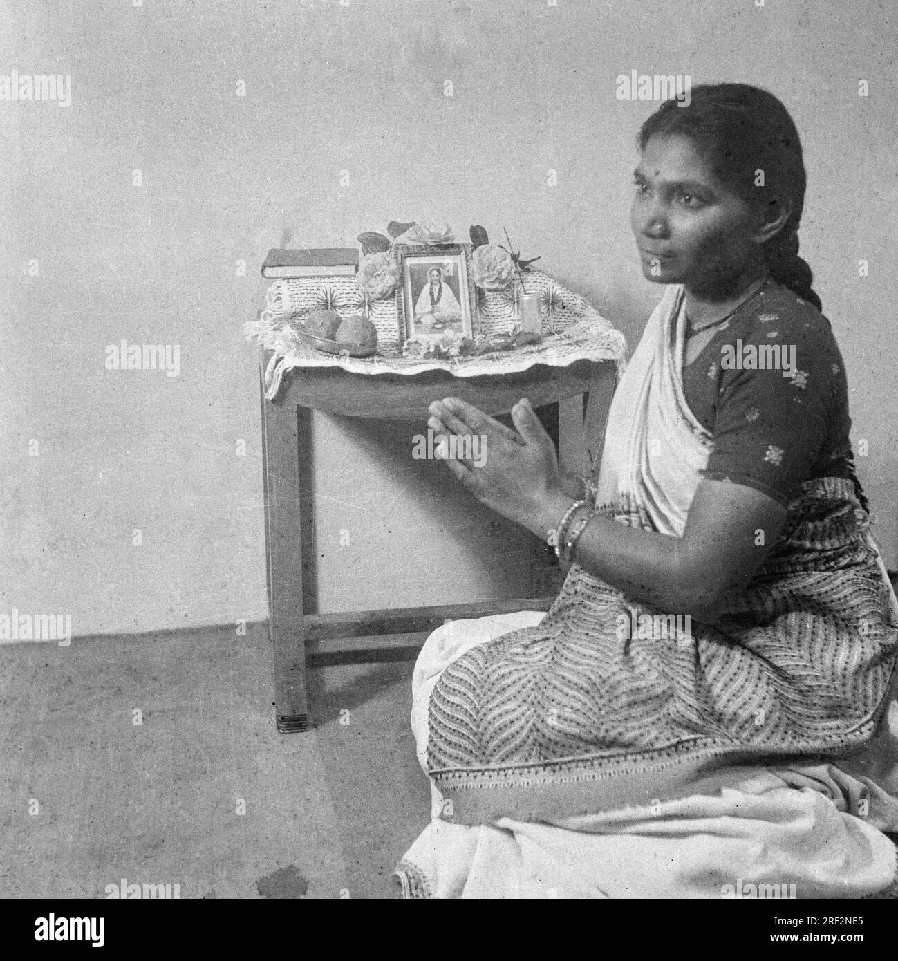 Vecchia immagine vintage in bianco e nero degli anni '1900 del tempio della casa di una donna indiana India anni '1940 Foto Stock