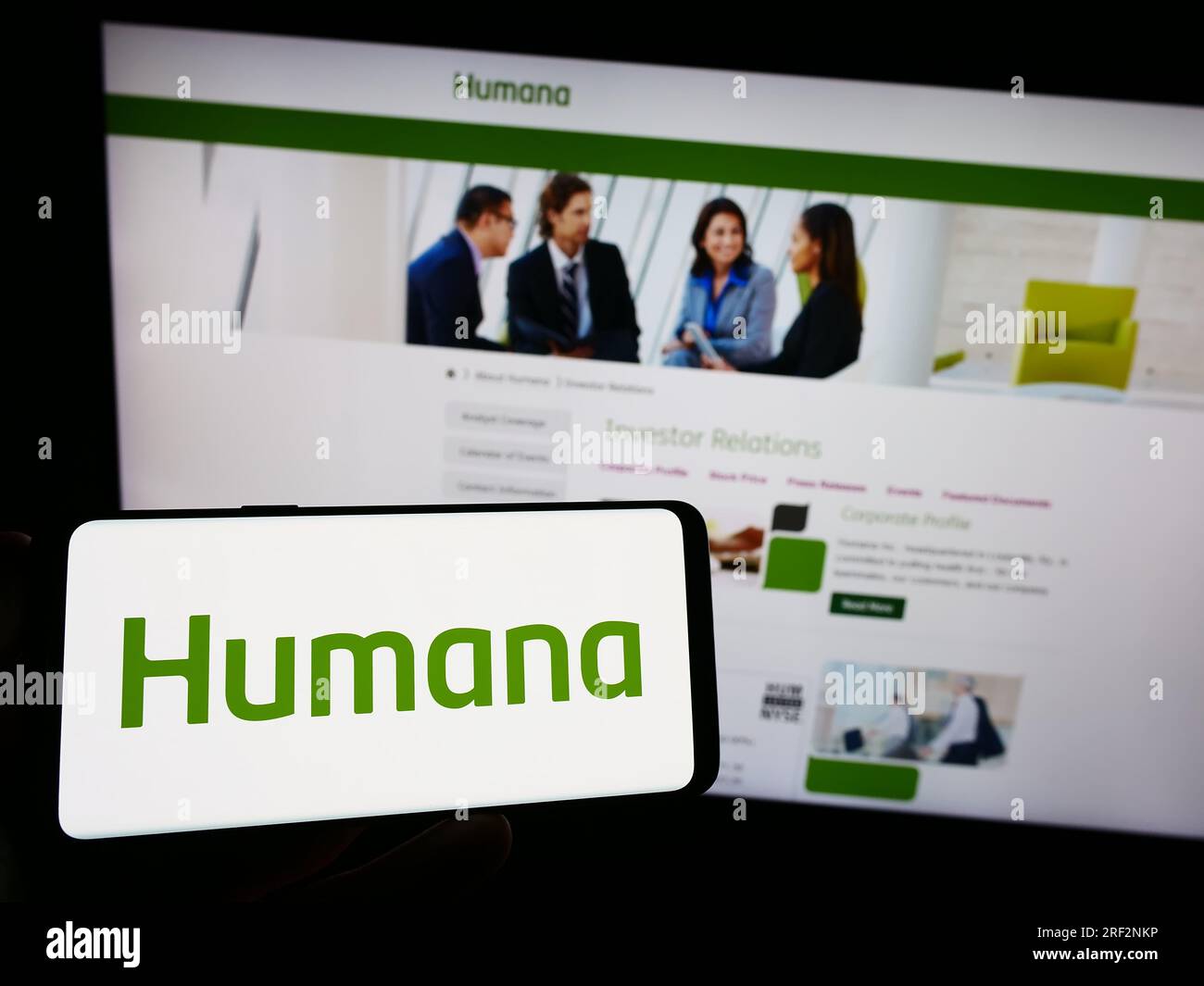 Persona in possesso di smartphone con logo della compagnia di assicurazione sanitaria statunitense Humana Inc. Sullo schermo di fronte al sito web. Concentrarsi sul display del telefono. Foto Stock