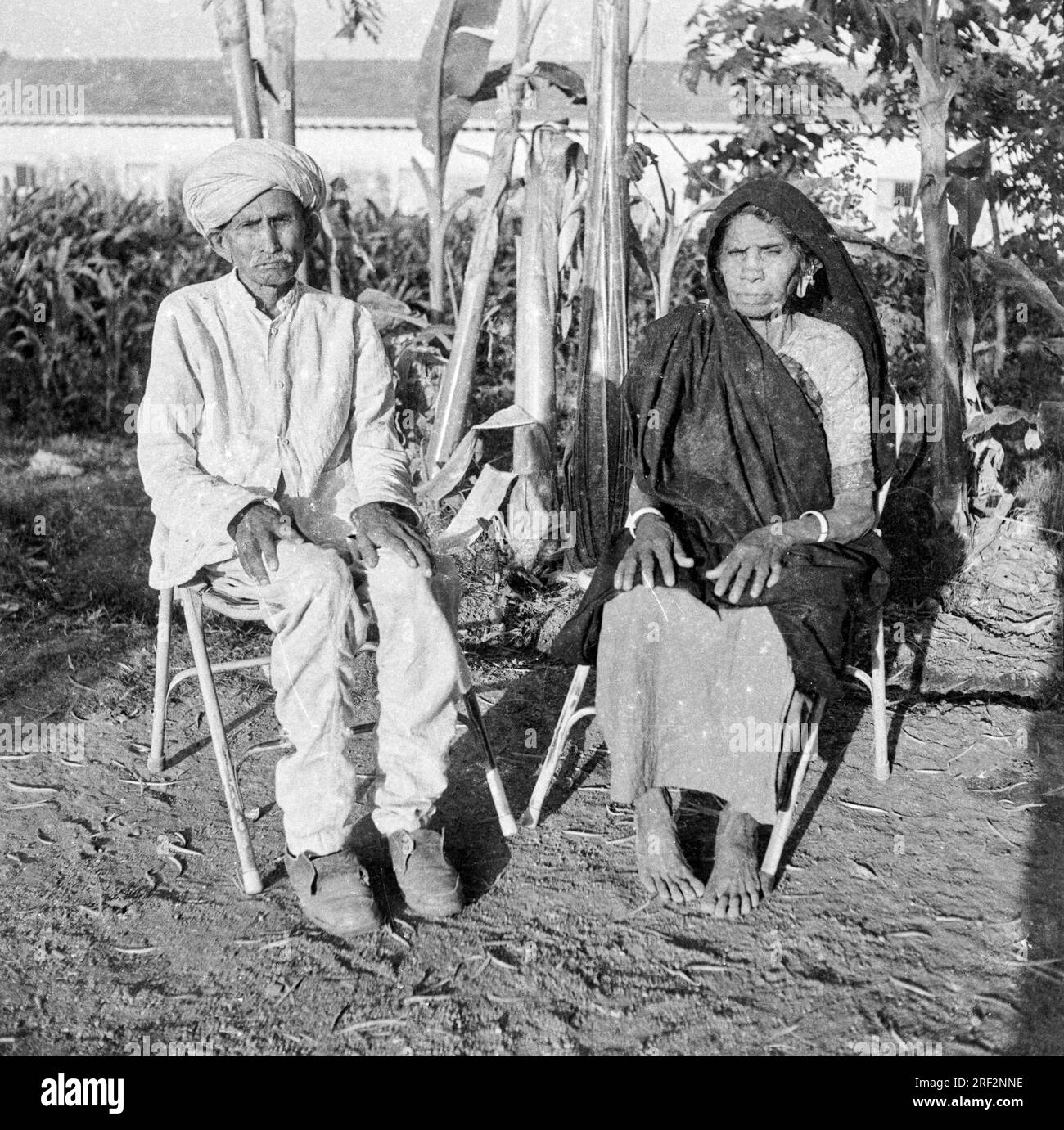 Vecchia immagine vintage anni '1900 in bianco e nero indiano rurale coppia ritratto uomo donna marito moglie indossa sari turban giardino India anni '1940 Foto Stock