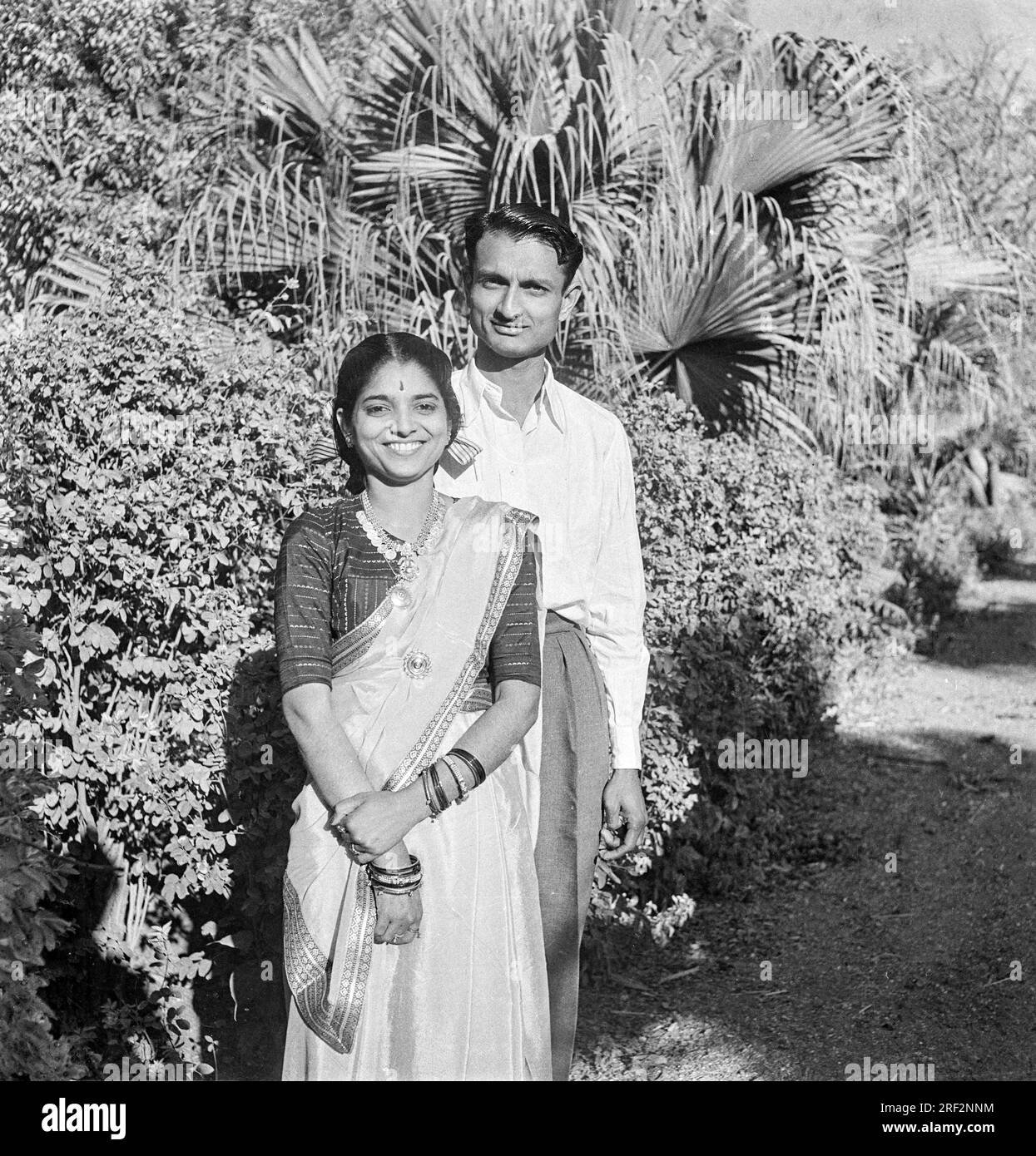 Vecchio vintage anni '1900 foto in bianco e nero coppia indiana ritratto uomo donna marito moglie indossa giardino sari India 1940s Foto Stock