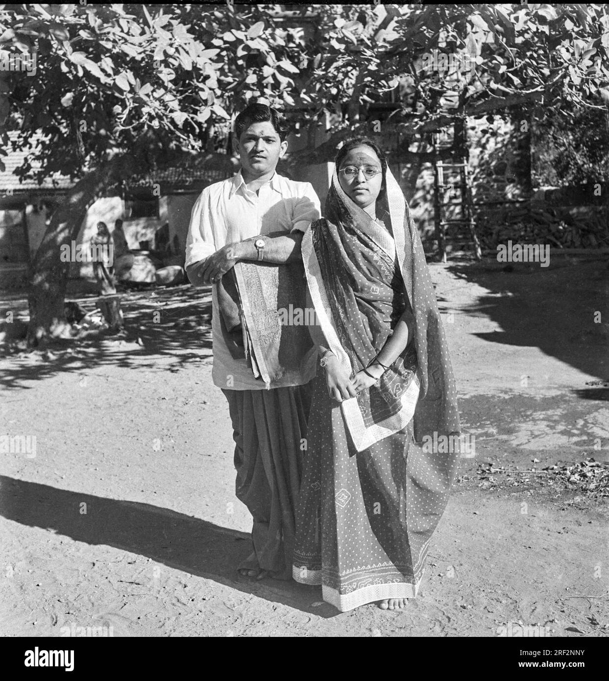 Vecchia foto vintage anni '1900 in bianco e nero di coppia indiana ritratto uomo donna in piedi marito moglie che indossa una camicia sari India 1940s Foto Stock