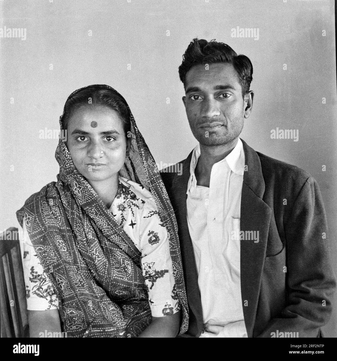 Vecchio ritratto in bianco e nero degli anni '1900 di una coppia indiana uomo donna marito moglie che indossa una giacca sari India 1940s Foto Stock