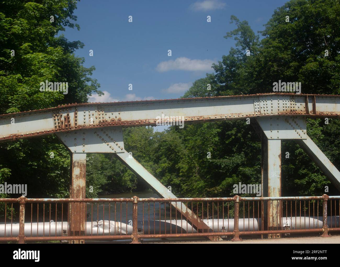 Travi in acciaio di un vecchio ponte a Great Barrington, Massachusetts Foto Stock