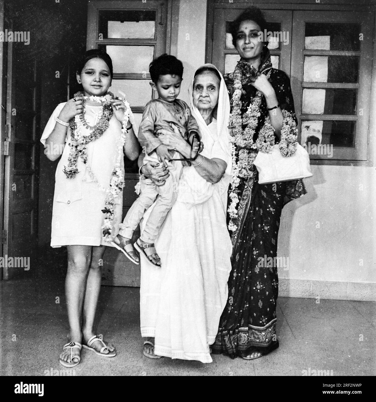 Vecchia immagine in bianco e nero anni '1900 della famiglia indiana tre generazioni nonna madre nipote India anni '1940 Foto Stock