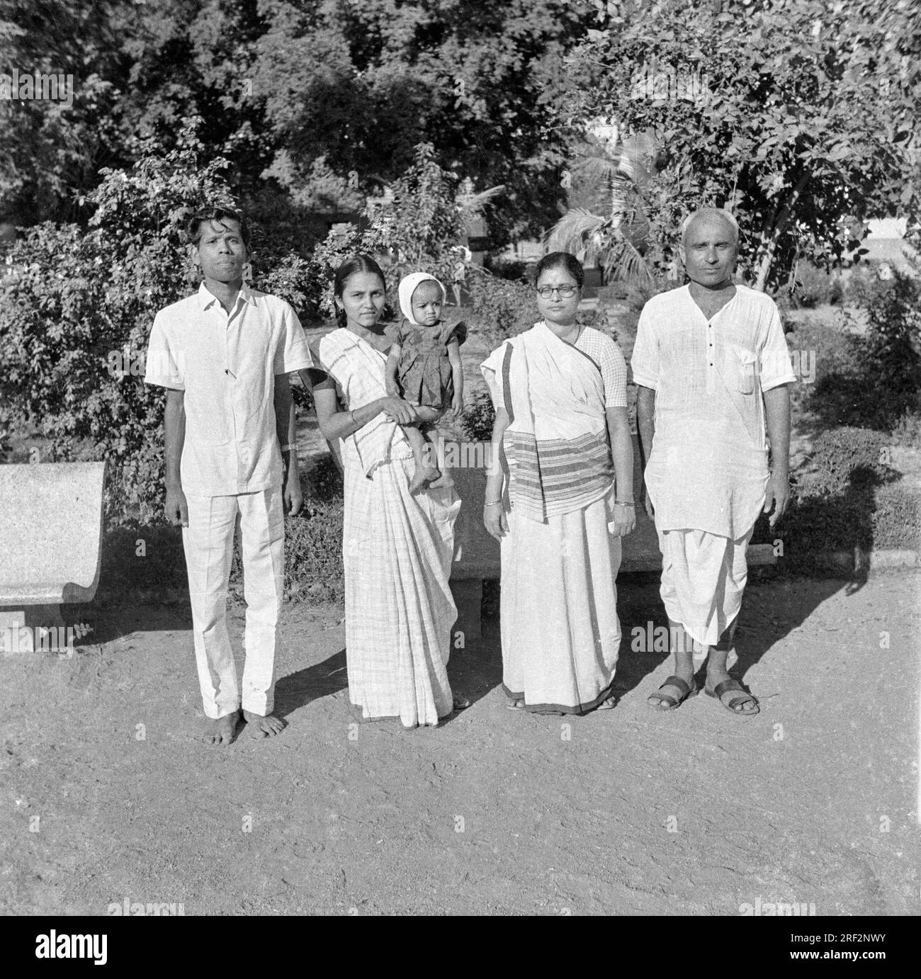 Vecchia immagine vintage in bianco e nero degli anni '1900 della famiglia indiana tre generazioni padre madre nonno nonna nipote India anni '1940 Foto Stock