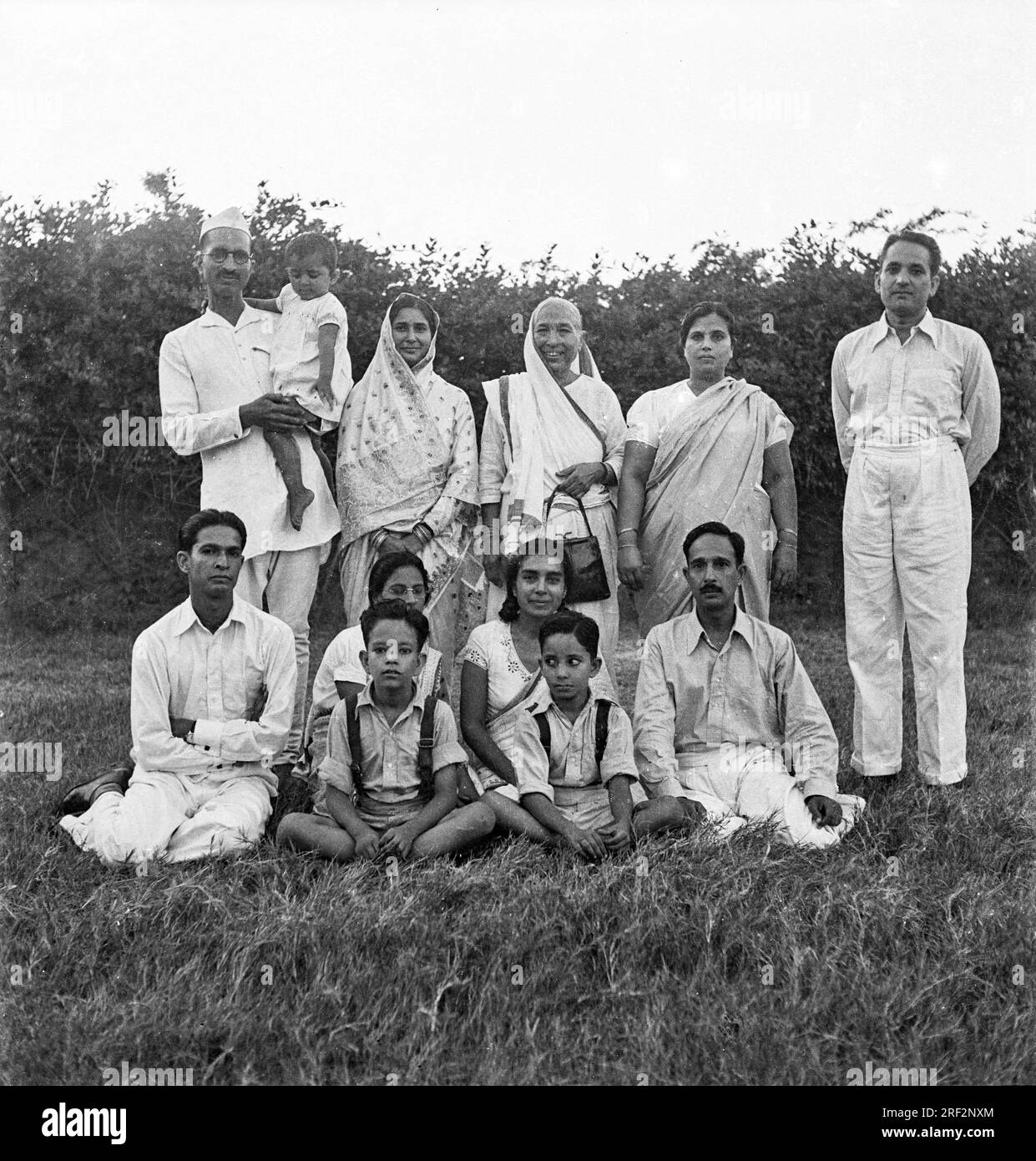 Vecchia immagine vintage in bianco e nero degli anni '1900 della famiglia indiana tre generazioni nonna, nonna, nonna, nonna, nipote, India, anni '1940 Foto Stock