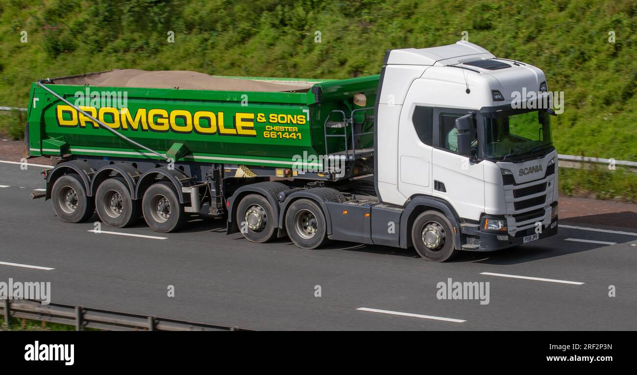 DROMGOOLE & SONS, autocarro per demolizione con cassone ribaltabile. Ribaltabili Dromgoole che viaggiano sull'autostrada M6 a Greater Manchester, Regno Unito Foto Stock