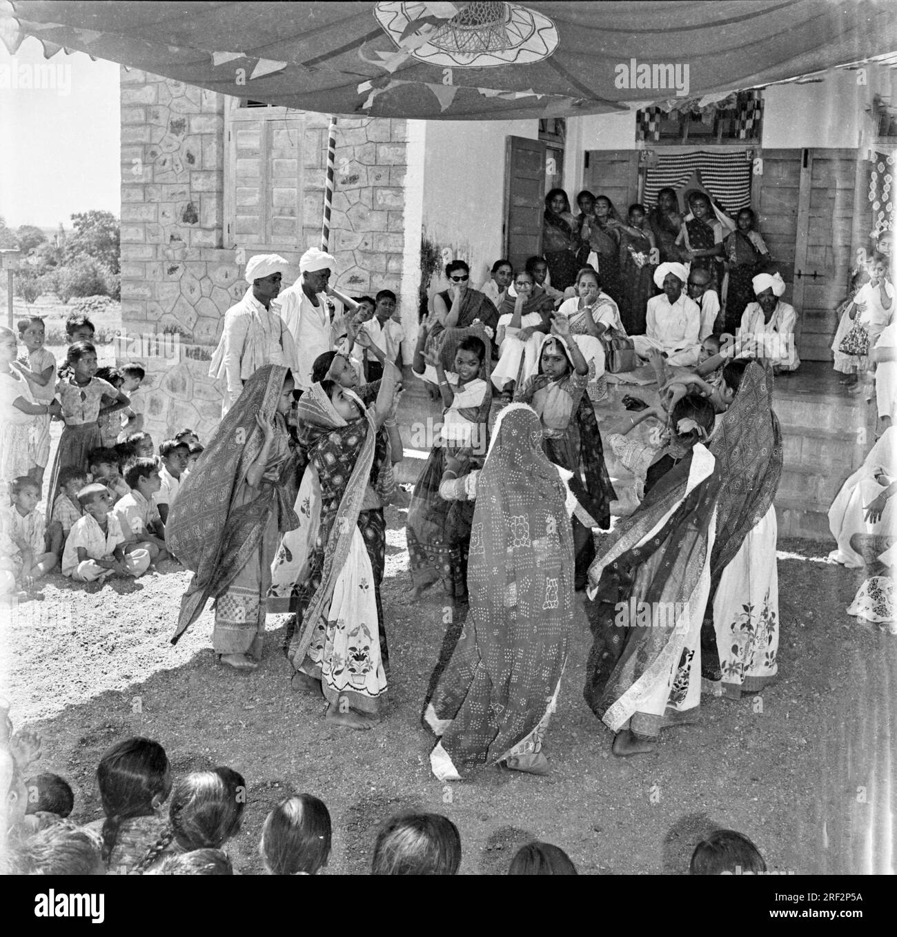 Vecchia immagine vintage in bianco e nero degli anni '1900 di donne indiane che ballano danza popolare villaggio funzione India anni '1940 Foto Stock