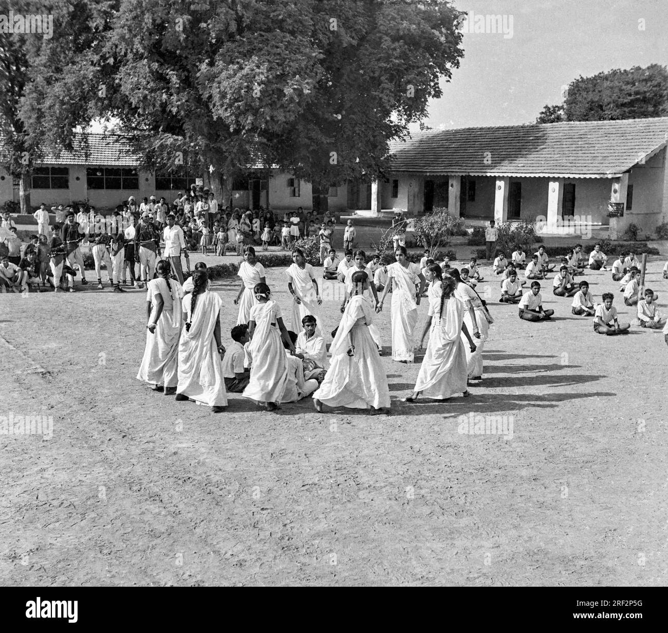 Vecchia immagine vintage in bianco e nero degli anni '1900 di donne indiane che ballano danza popolare villaggio funzione India anni '1940 Foto Stock