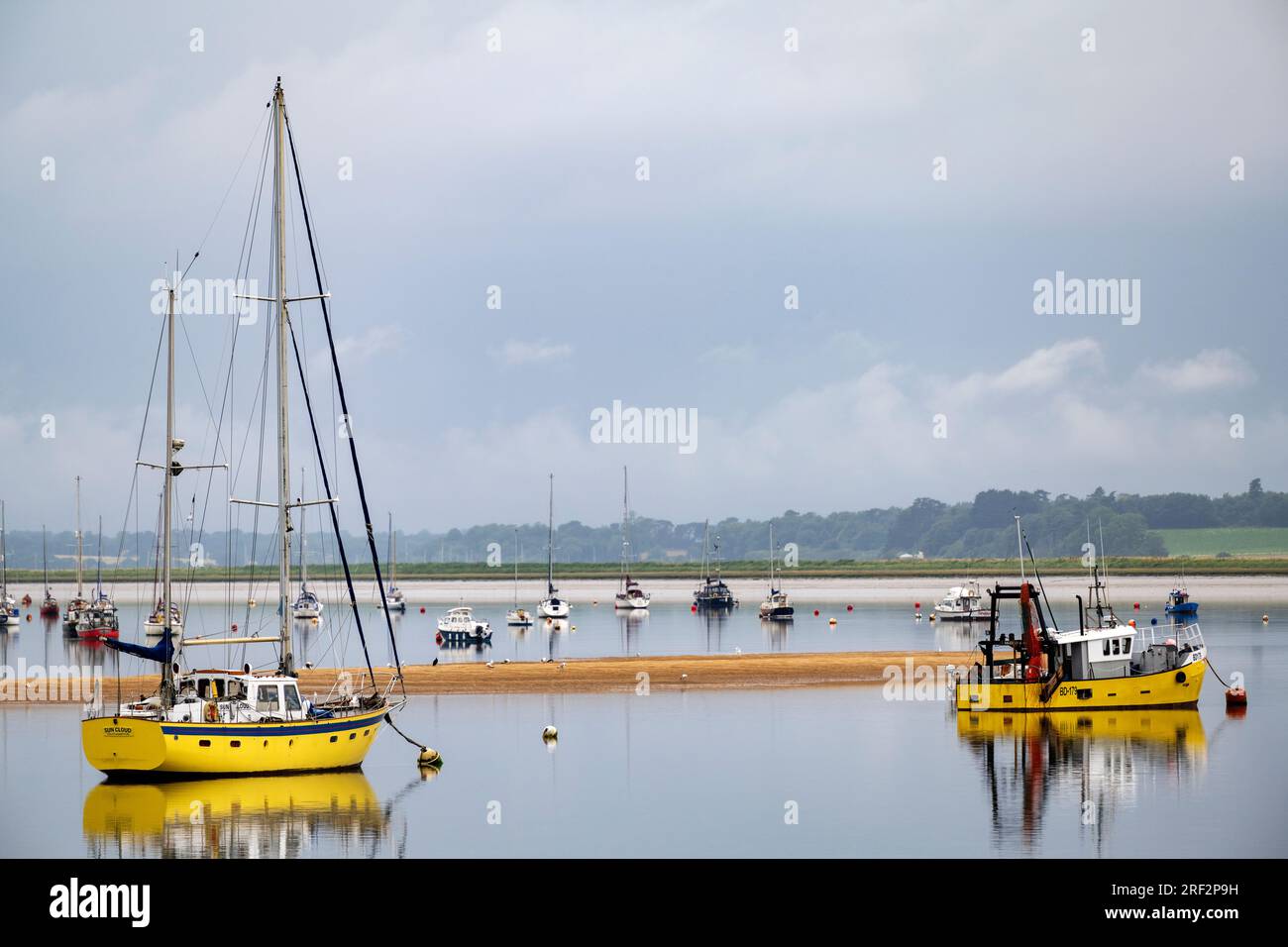 Barche sul fiume Deben alla bassa marea Bawdsey Ferry Suffolk UK Foto Stock