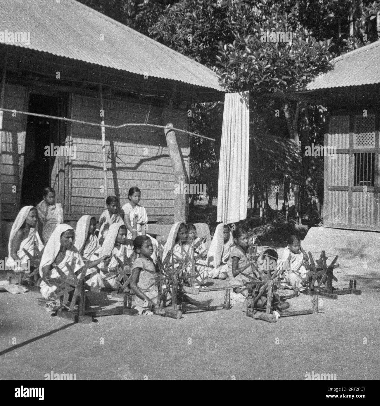 Vecchia immagine vintage in bianco e nero degli anni '1900 di donne indiane con ruota rotante Charkha Gujarat India anni '1940 Foto Stock