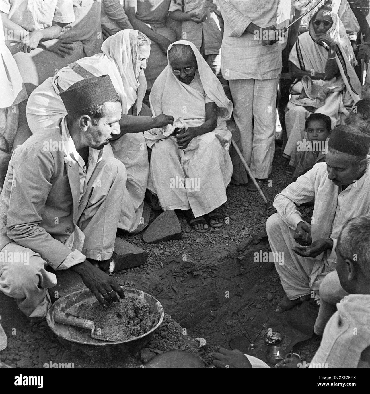Vecchia immagine vintage in bianco e nero degli anni '1900 della cerimonia di posa della prima pietra della casa indiana vastu pooja India anni '1940 Foto Stock