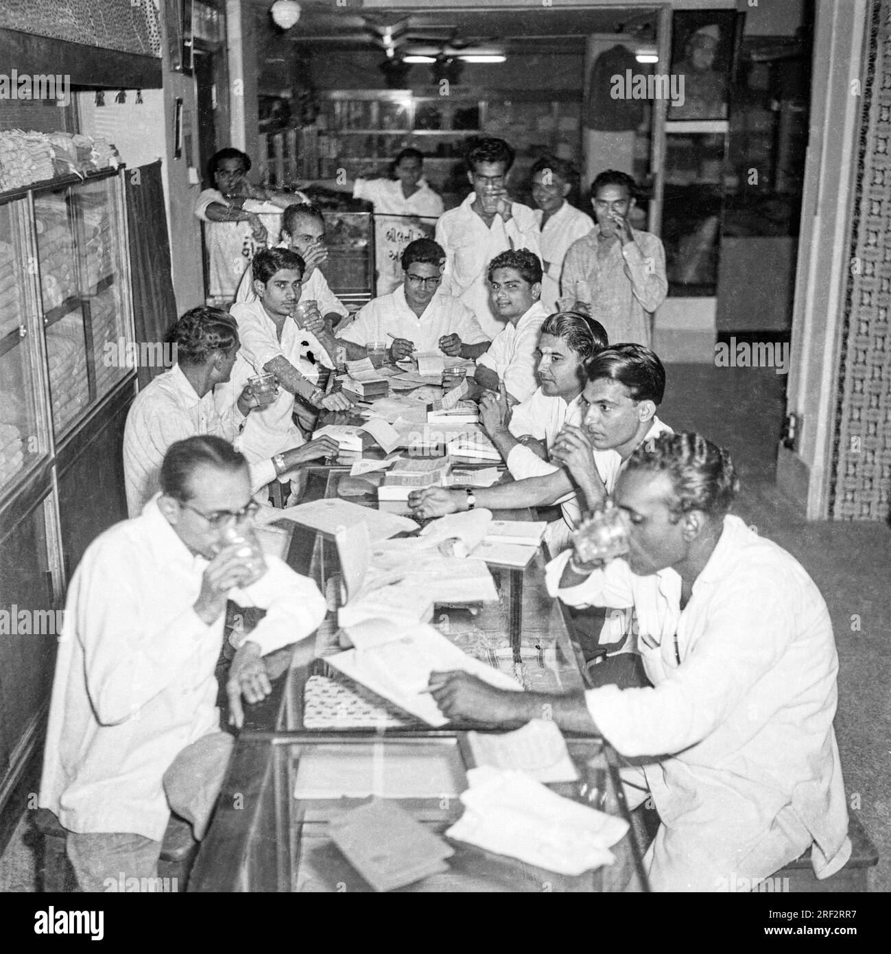 Vecchia immagine vintage in bianco e nero degli anni '1900 di persone indiane che celebrano il bere bevendo India anni '1940 Foto Stock