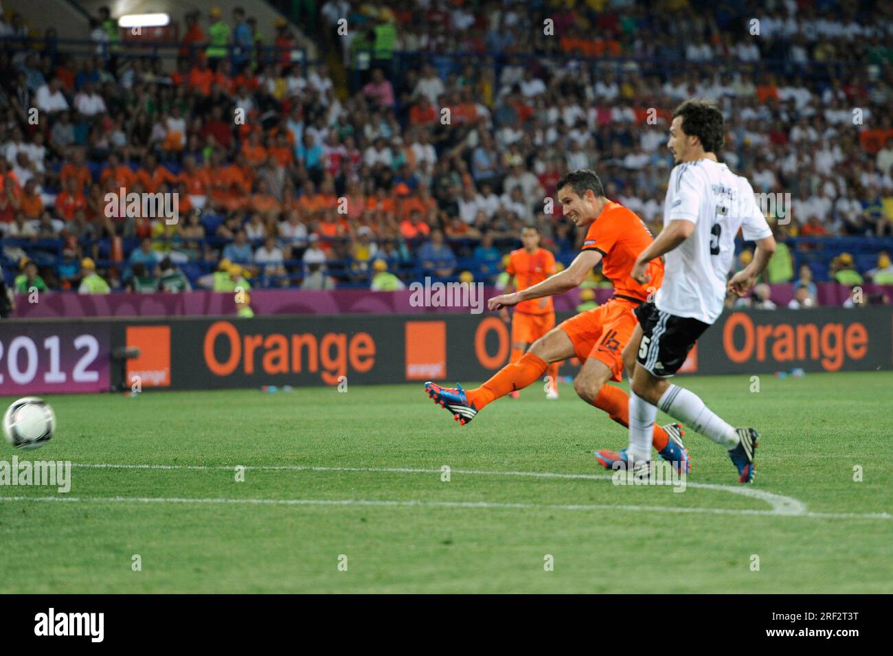 FOTO DI ARCHIVIO: Robin van PERSIE compie 40 anni il 6 agosto 2023, goal to 1-2 di Robin VAN PERSIE (NED) contro Mats HUMMELS (GER, Re). Azione, goal shot. Partita a gironi, turno preliminare, partita 12, gruppo B, Paesi Bassi (NED) - Germania (GER), il 13 giugno 2012 a Kharkov/Ucraina calcio UEFA EURO 2012 P olen/Ucraina dall'8 giugno. - 01.07.2012. ? Foto Stock