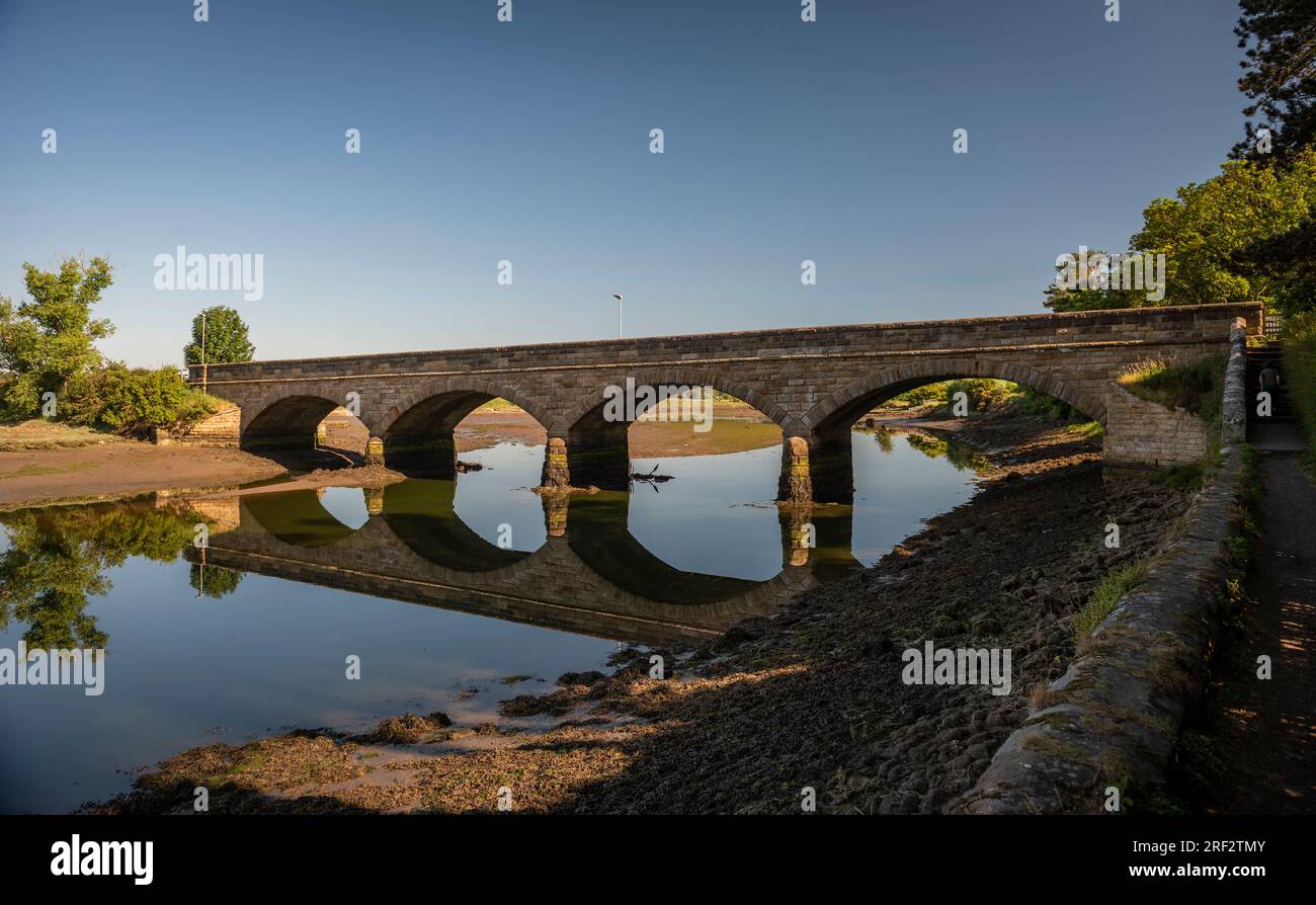 Il ponte della duchessa sul fiume Aln ad Alnmouth, Northumberland, Regno Unito Foto Stock