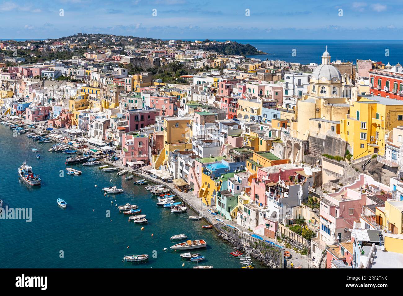 Il bellissimo porto di Corricella a Procida, famoso per le sue vivaci case colorate, la regione Campania, l'Italia Foto Stock