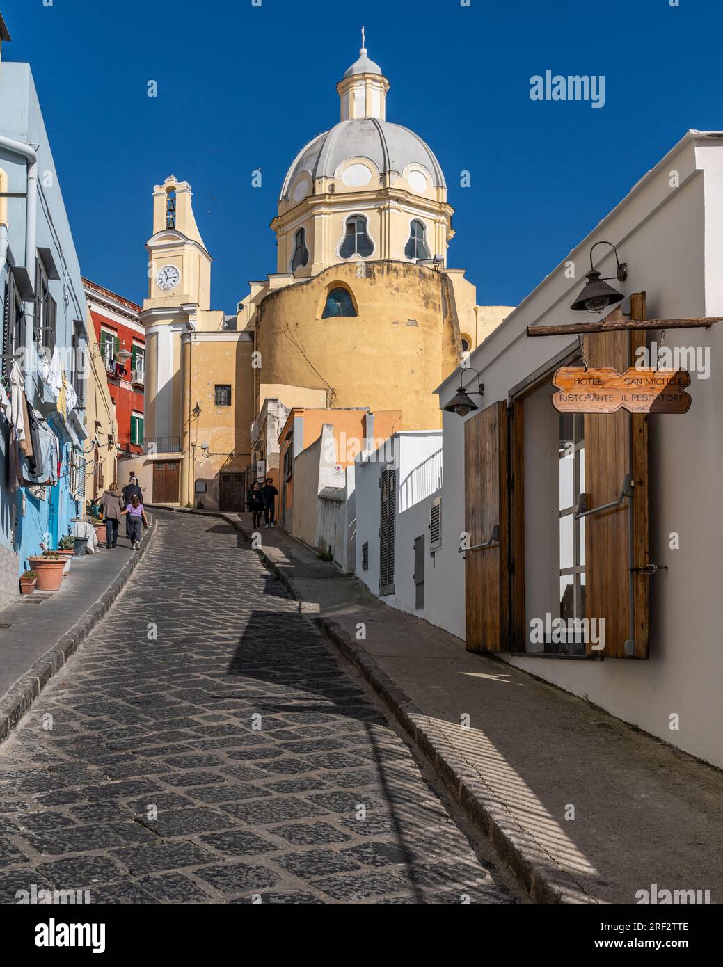 Procida, Italia, marzo 2023. Colorata e ripida strada che conduce alla chiesa di Santa Maria delle Grazie a Corricella Foto Stock