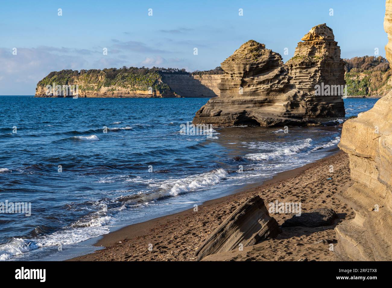 Faraglioni panoramici a Ciraccio Beach, Procida, Campania, Italia Foto Stock