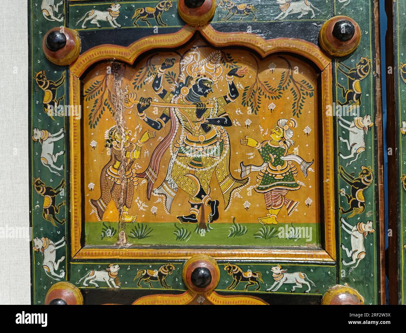 Krishna probabilmente con Yashoda e Nanada. Storie popolari della vita di Krishna dipinte su una porta. Forma Bhittichitra. Foto Stock