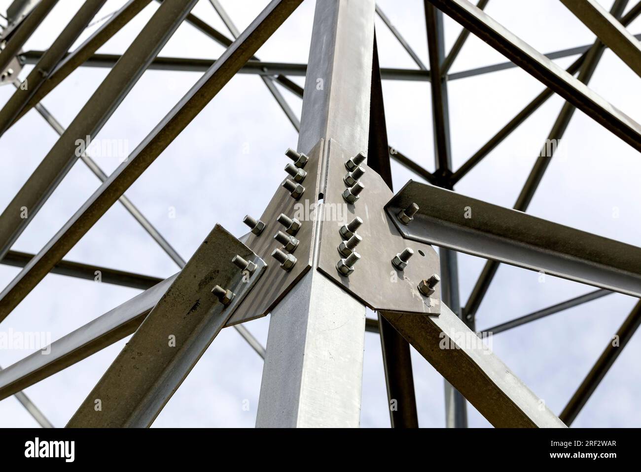 pali e fili metallici progettati per il trasporto di corrente elettrica, la struttura in metallo è sicura in conformità con la tecnologia e le normative di sicurezza, ad esempio Foto Stock