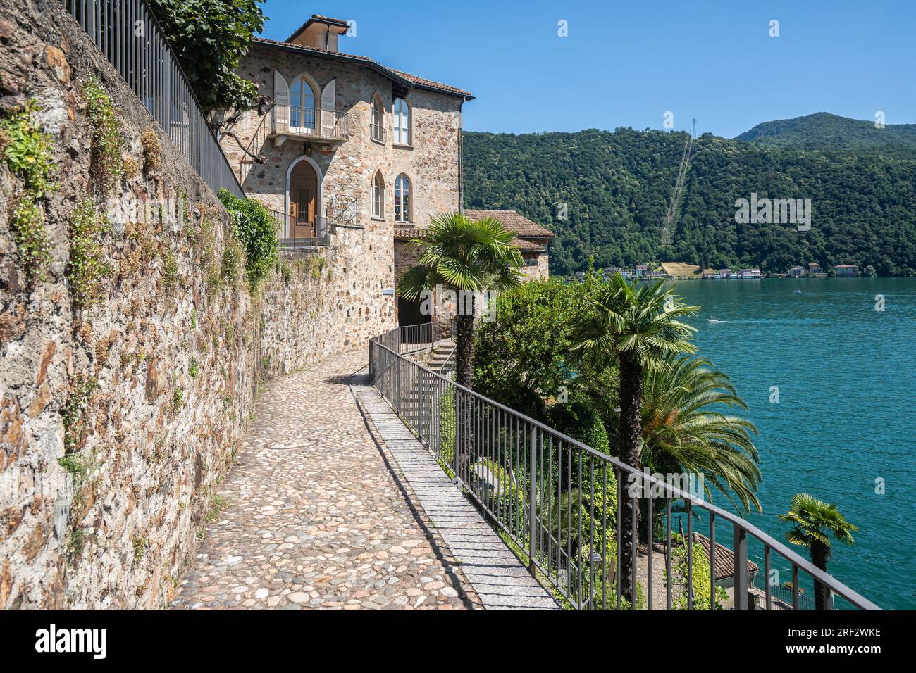 Morcote si affaccia sul Lago di Lugano, considerato uno dei più bei paesini della Svizzera Foto Stock