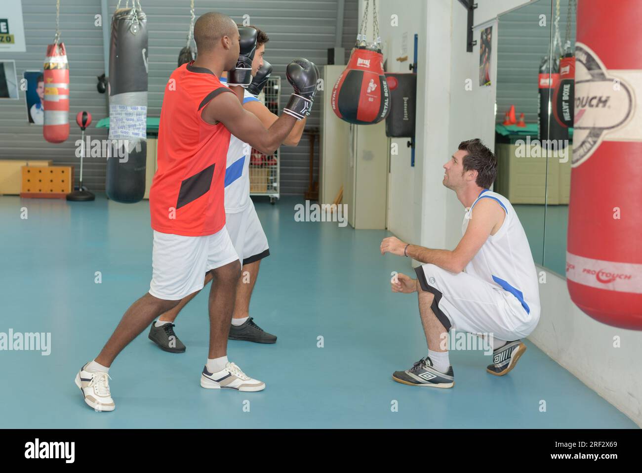 uomini boxer che fanno esercizio con il sacco da pugni Foto stock - Alamy