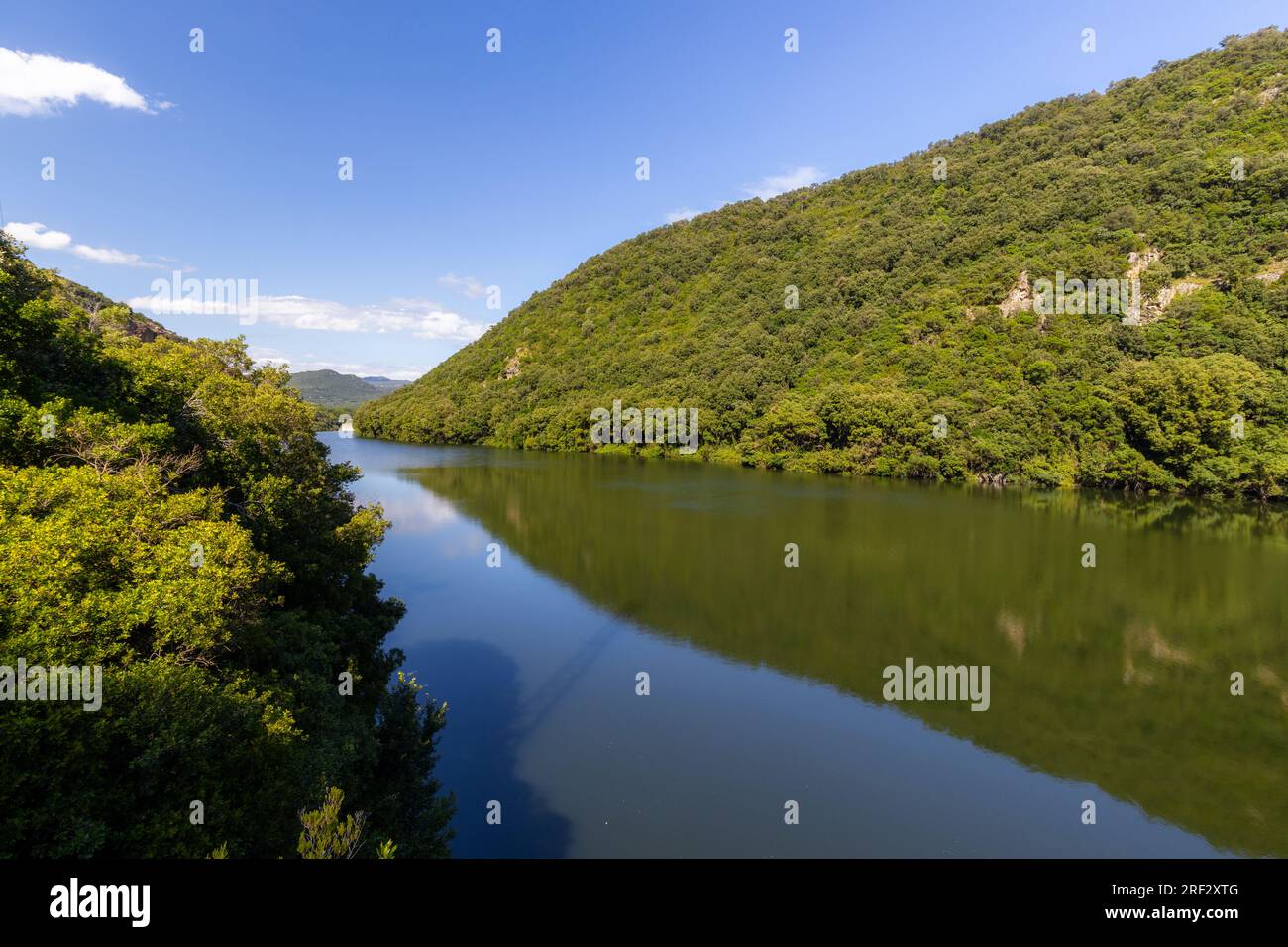 Splendido e tranquillo paesaggio del fiume ter vicino al villaggio Pasteral in Catalogna, Spagna Foto Stock