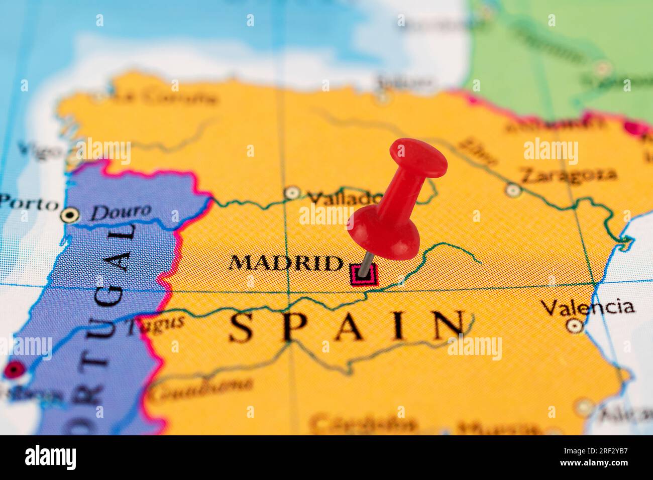 Mappa di Madrid. Mappa delle spille di Madrid. Primo piano della mappa di Madrid con spillo rosso. Mappa con puntina rossa di Madrid in Spagna. Foto Stock
