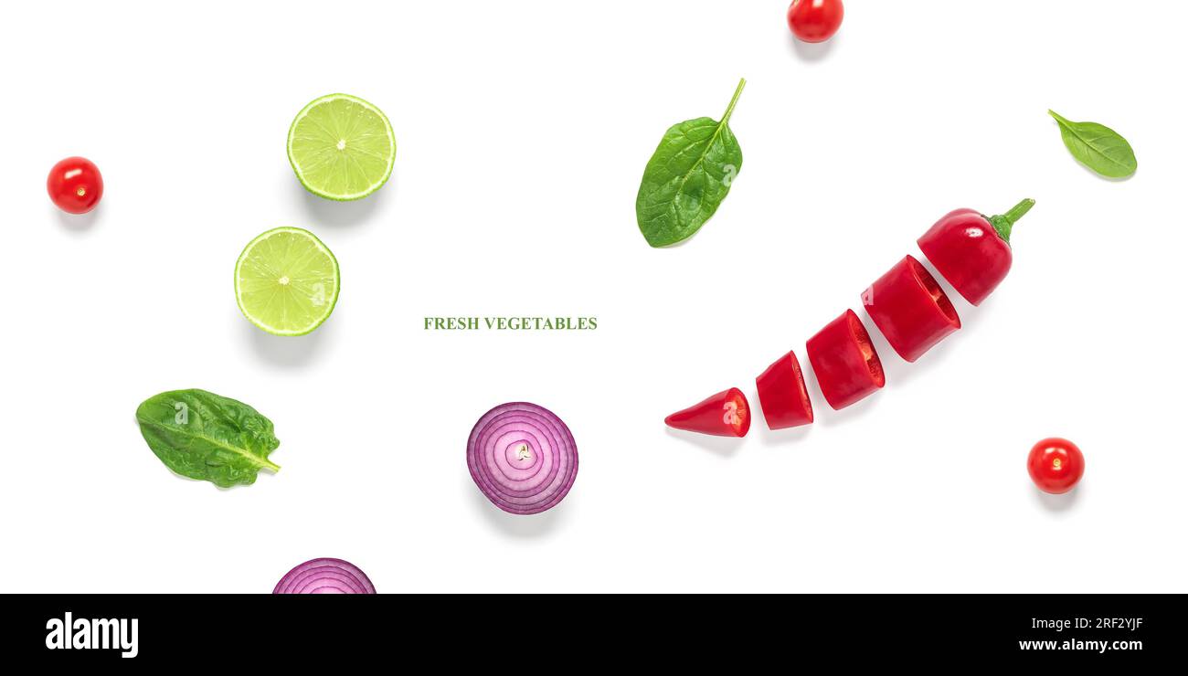 Verdure fresche su sfondo bianco. Layout creativo. Vista dall'alto, base piatta. Foto Stock