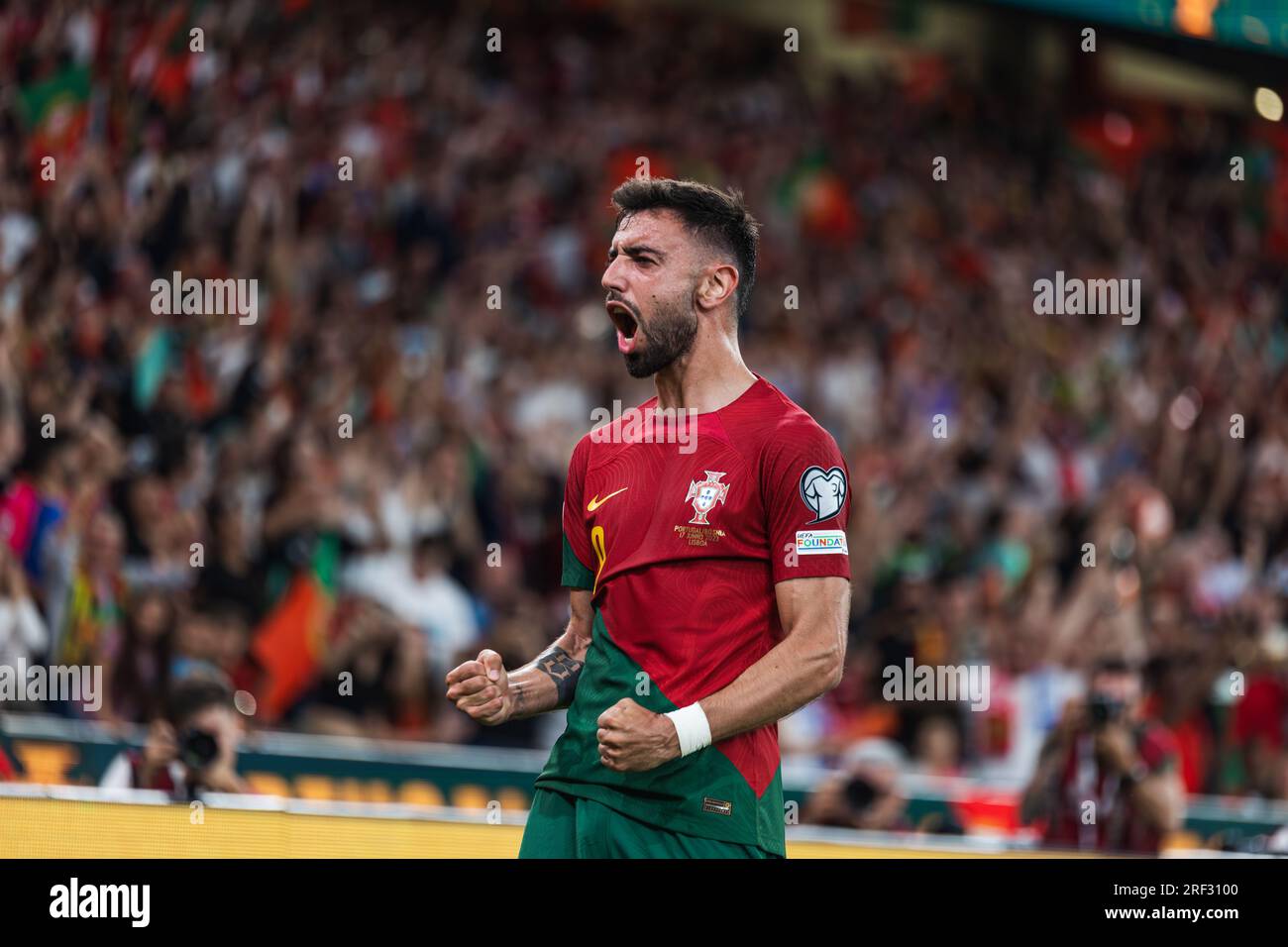 Bruno Fernandes festeggia dopo aver segnato un gol durante la partita di qualificazione a UEFA Euro 2024 tra le squadre nazionali di Portogallo e Bosnia-Erzegovina A. Foto Stock