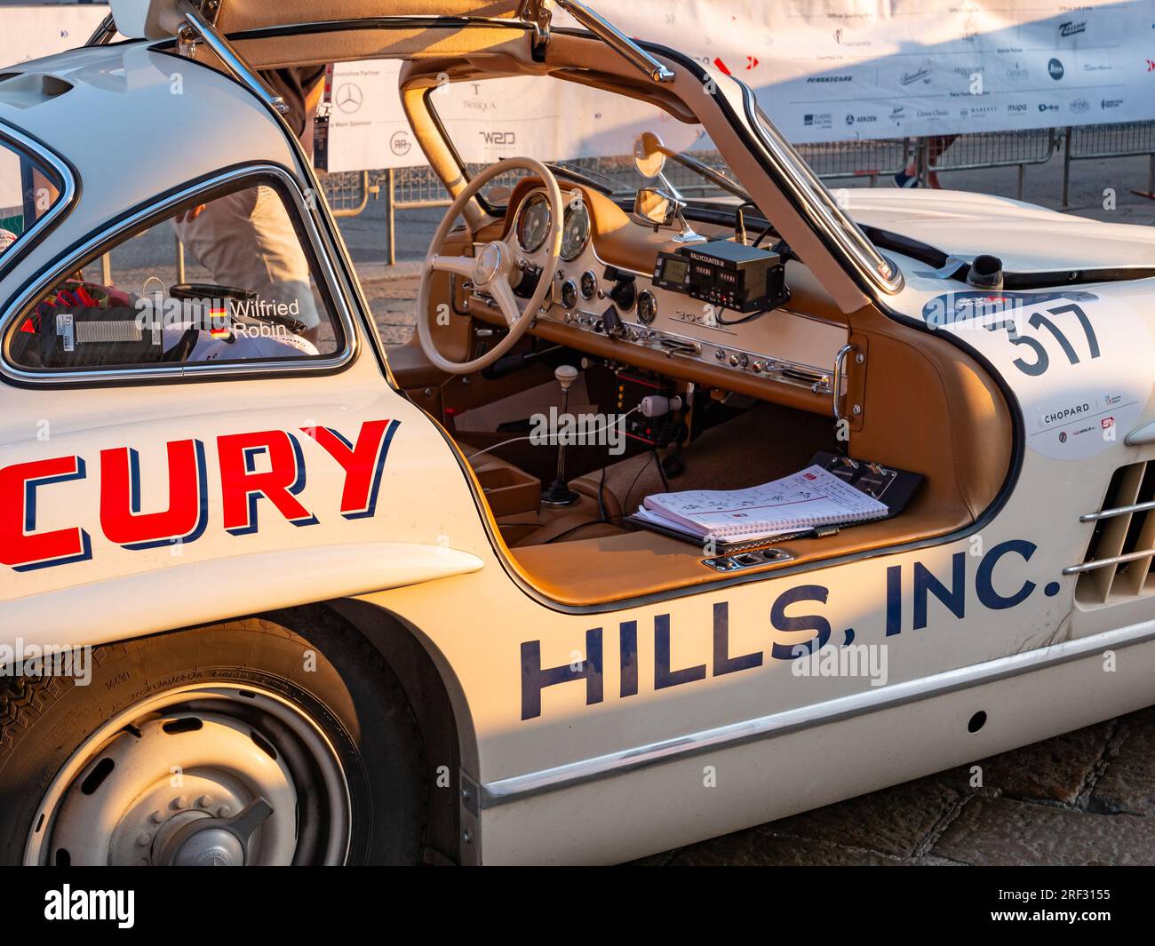 1954 MERCEDES BENZ 300 SL (W198), mille miglia 2023, arrivo a Milano Foto Stock