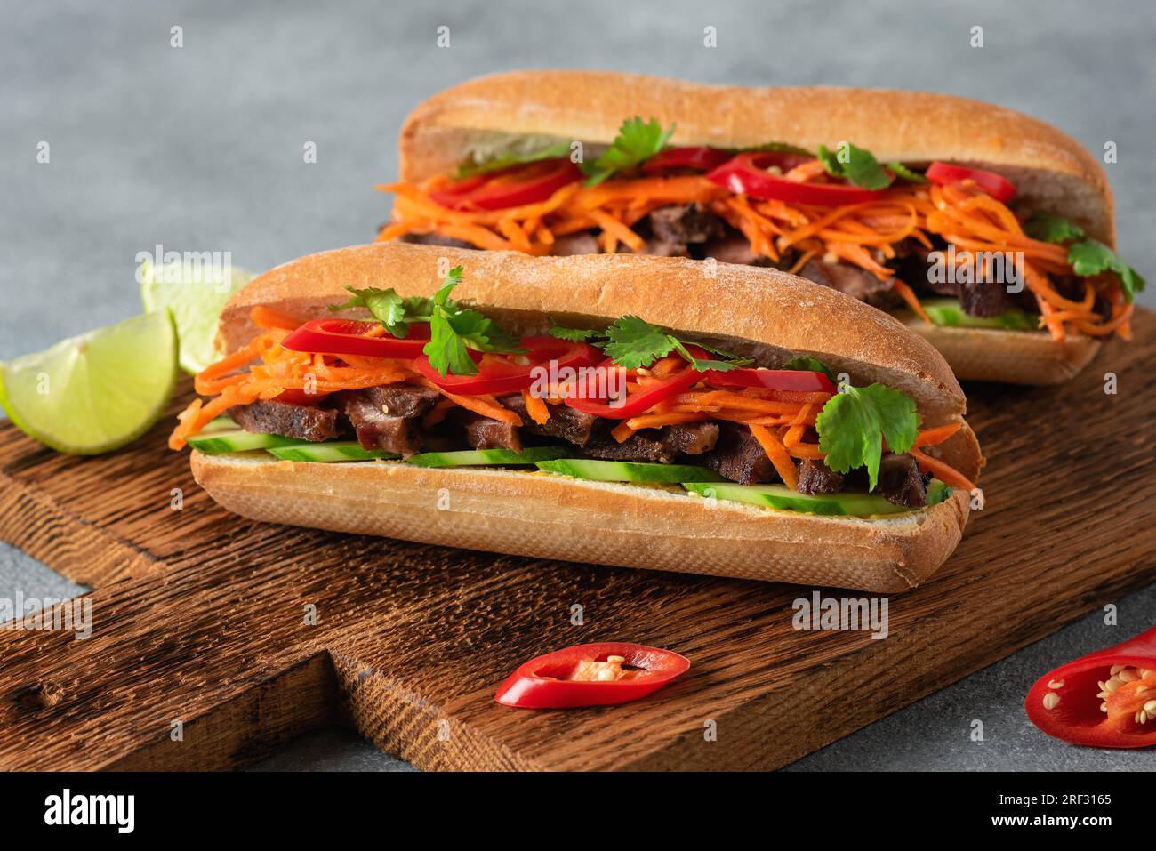 Banh mi. Primo piano sandwich vietnamita, vista laterale, messa a fuoco selettiva. Foto Stock