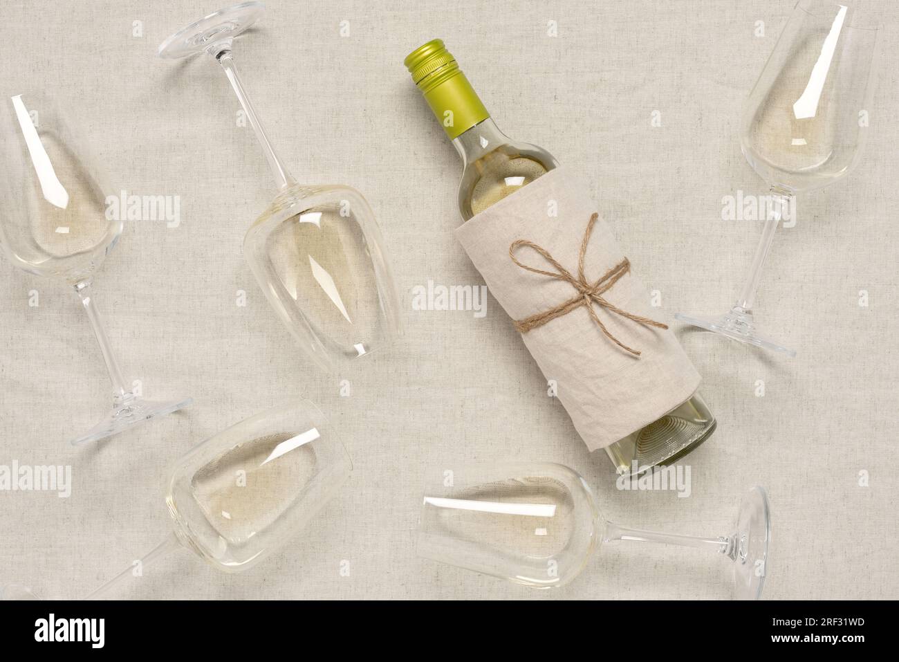 Bottiglia piatta di vino bianco e bicchieri. Vista dall'alto. Foto Stock