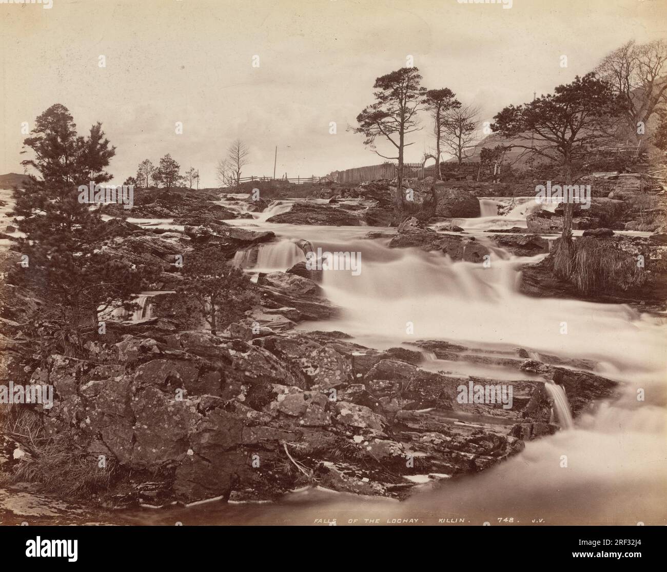 Falls of the Lochay, Killin 1870s di James Valentine Foto Stock