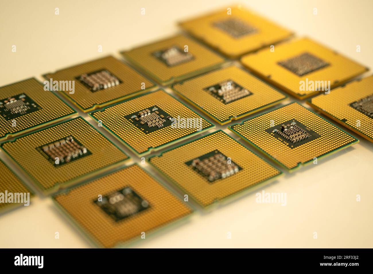 Raccolta di CPU e processori per computer diversi su sfondo bianco Foto Stock