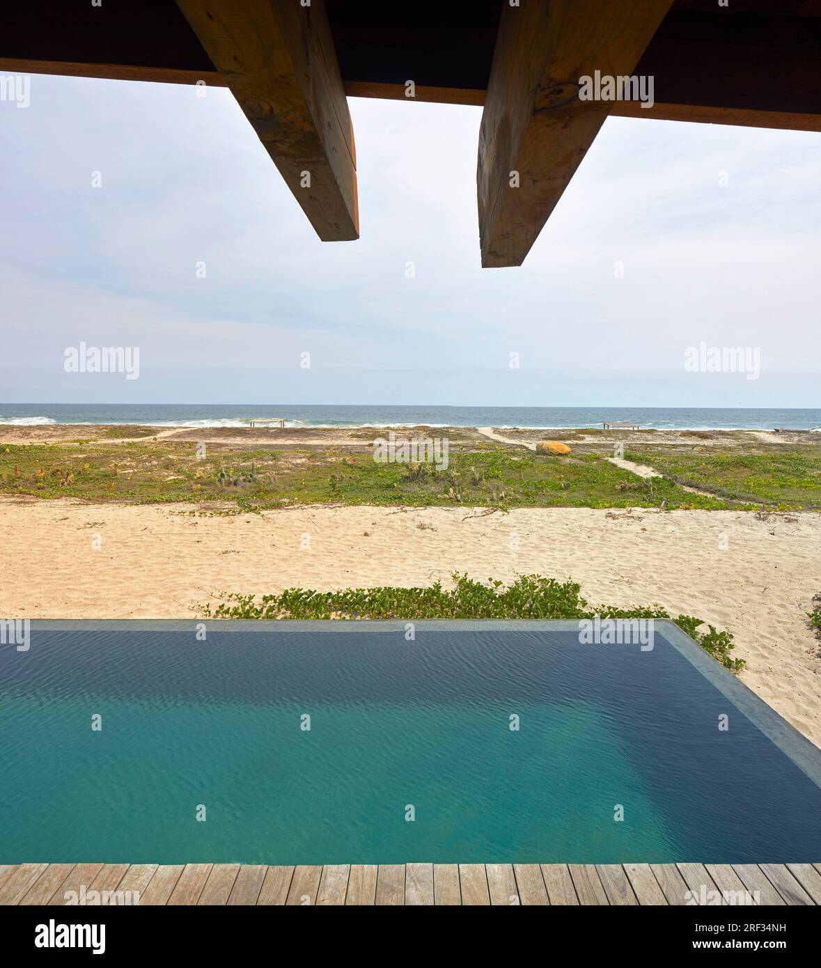 Vista dalla piscina all'oceano. Punta Pajaros, Oaxaca, Messico. Architetto: Alberto Kalach, 2019. Foto Stock