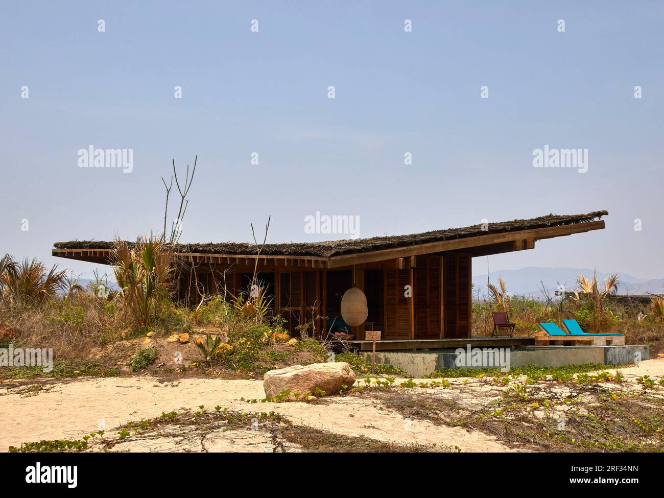 Eco villa sulla spiaggia. Punta Pajaros, Oaxaca, Messico. Architetto: Alberto Kalach, 2019. Foto Stock