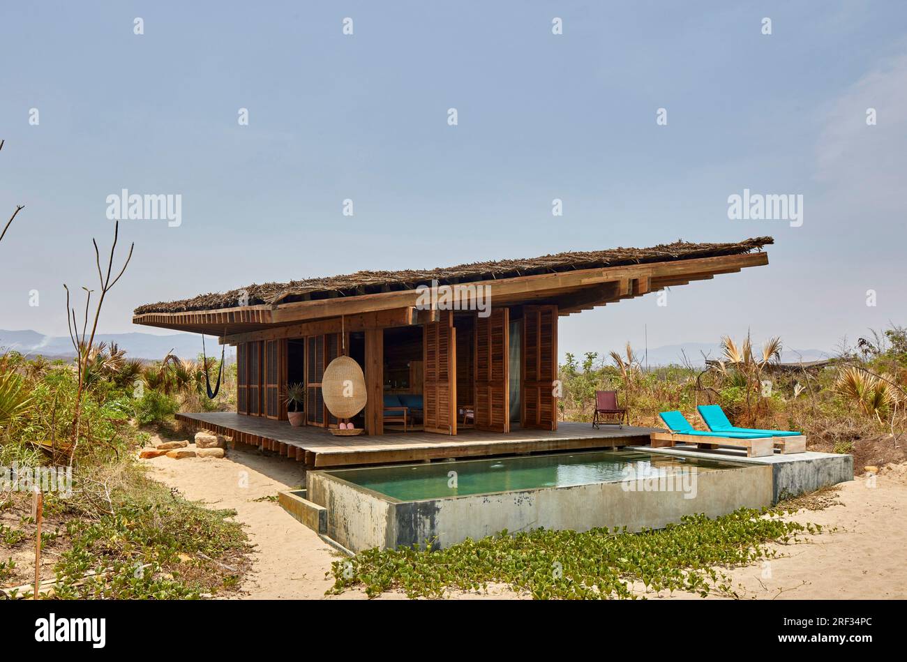 Ville rustiche in stile ecologico sulla spiaggia con piscina e lettini. Punta Pajaros, Oaxaca, Messico. Architetto: Alberto Kalach, 2019. Foto Stock