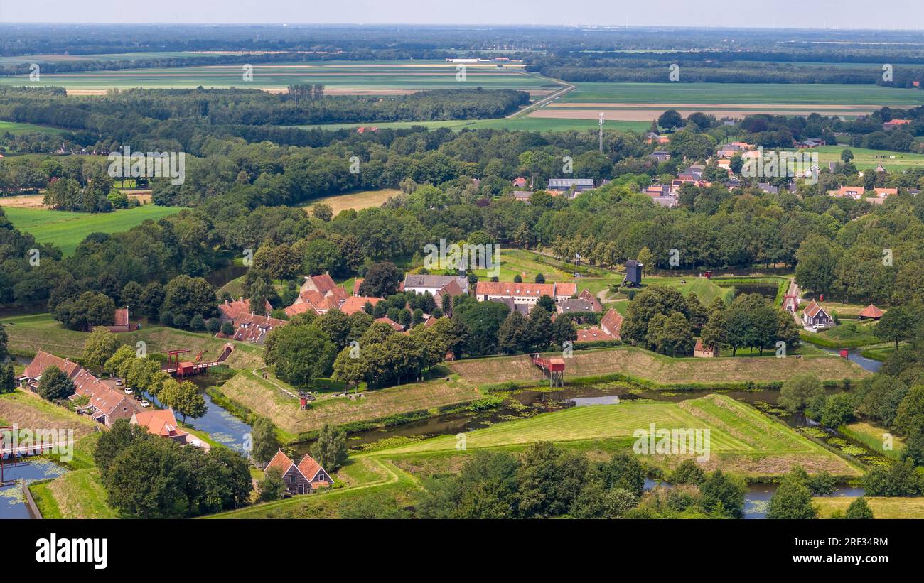 Foto aerea con drone della città fortificata Bourtange a Groningen, Paesi Bassi. La fortezza è a forma di stella dall'alto e la città è molto vecchia. Foto Stock