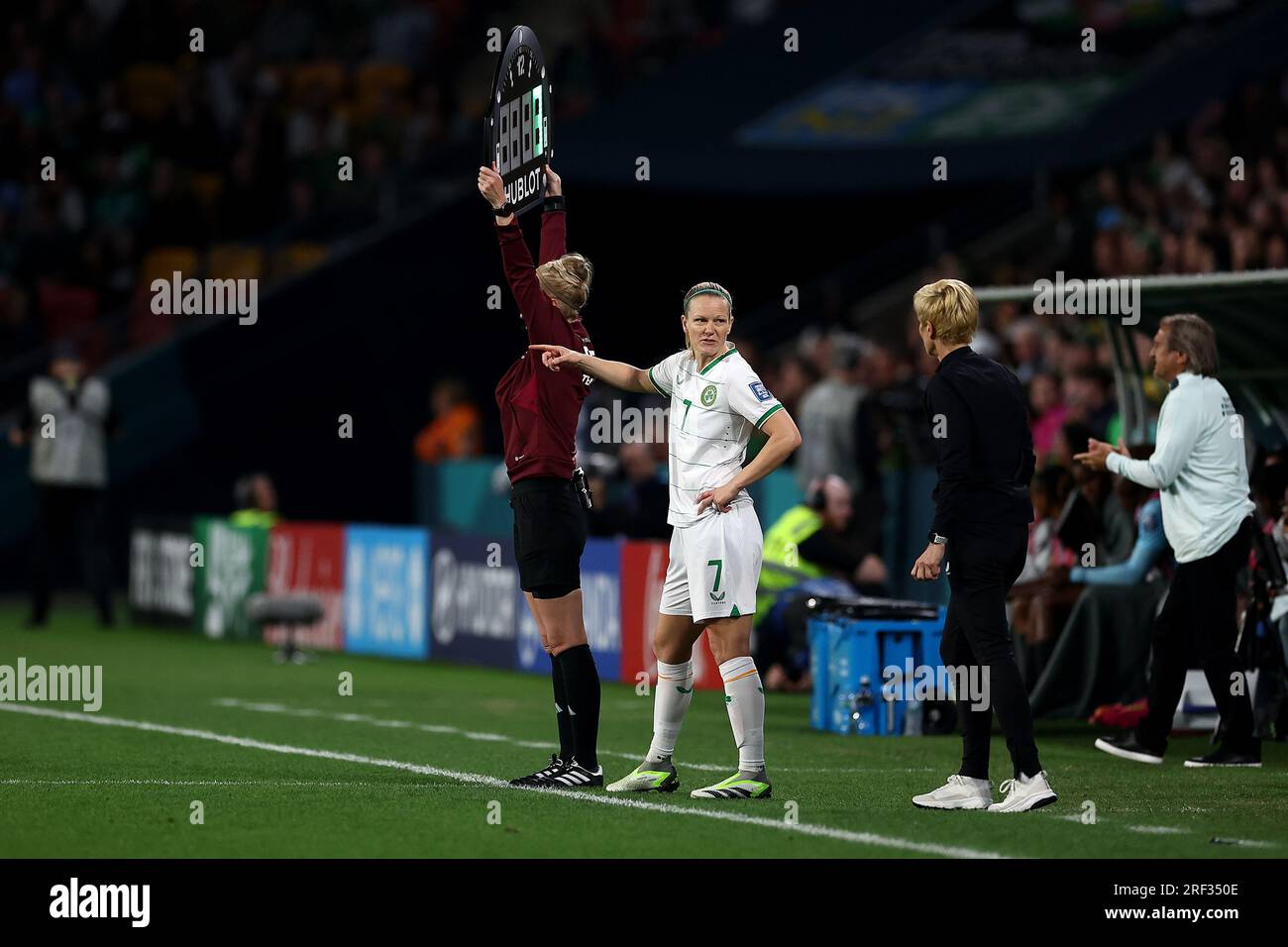 Brisbane, Australia. 31 luglio 2023. L'irlandese Diane Caldwell viene sostituita sul campo durante la partita del gruppo B della Coppa del mondo femminile FIFA 2023 Ireland Women vs Nigeria Women al Suncorp Stadium, Brisbane, Australia, il 31 luglio 2023 (foto di Patrick Hoelscher/News Images) a Brisbane, Australia il 31/7/2023. (Foto di Patrick Hoelscher/News Images/Sipa USA) credito: SIPA USA/Alamy Live News Foto Stock