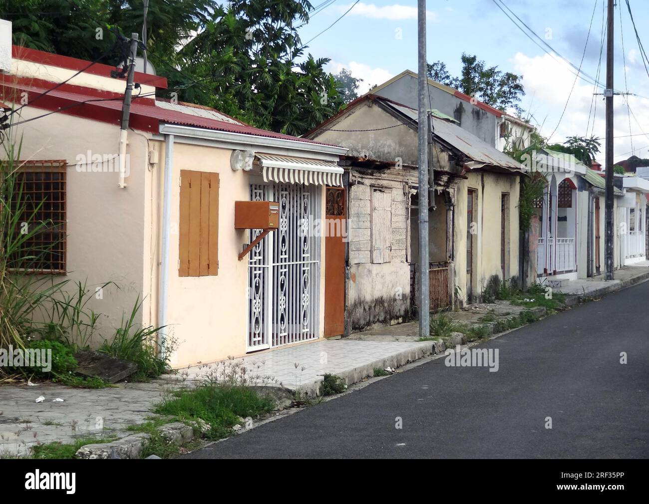 Paesaggio lungo la strada con piccole case viste a Guadalupa (Caraibi, Francia) Foto Stock